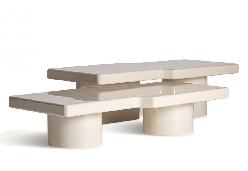 Luxusná dizajnová sada dvoch oblžnikových konferenčných stolíkov Brentwood s asymetrickými líniami a mohutnými valcovitými a plochými obdĺžnikovými nohami v svetlej krémovej béžovej farbe s vysoko lesklým finišom