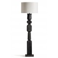 Luxusná moderná dizajnová čierna stojaca lampa Ninewe s masívnou vyrezávanou drevenou podstavou s čiernym lakovaním a okrúhlym tienidlom v krémovej farbe s výraznou štruktúrou z juty