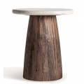 Luxusný moderný príručný stolík Colton s okrúhlou vrchnou doskou z bieleho mramoru so sivým žilovaním a kužeľovitou masívnou nohou z recyklovaného dreva v naturálnej hnedej farbe s patinou