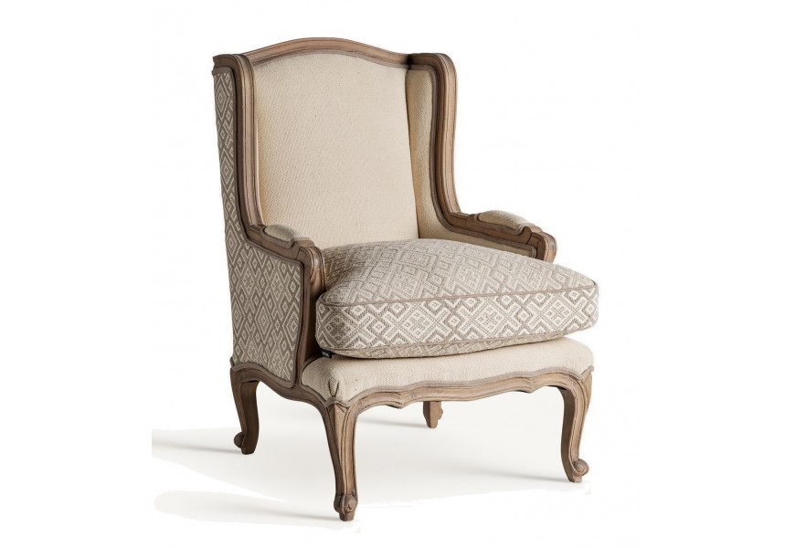 Luxusné kreslo Norod v provensalskom štýle s vidieckym a vintage nádychom s masívnym rámom v hnedej farbe z mangového dreva s prešívaním s béžovo krémovým poťahom s ikatovým vzorom s čalúnením