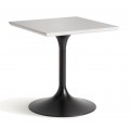 Glamour barový stôl Lebi s oblou nohou s hladkým povrchom v čiernej farbe z kovu s okrúhlym spodkom s vrchnou doskou v štvorcovom tvare v bielej farbe z porcelánu s mramorovým dizajnom