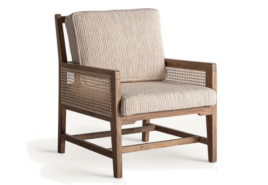 Luxusné koloniále kreslo Robin s čalúnenými vankúšmi v béžovej farbe s prešívaním s vrúbkovaným povrchom s dreveným masívnym rámom z mangového dreva s bočnými opierkami z ratanu s viedenským výpletom