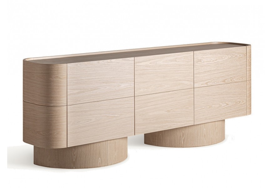 Luxusný drevený príborník Reyesse s nádychom art deco štýlu s tromi dvierkami a dvomi mohutnými valcovitými nohami oválneho tvaru z dubového dreva v naturálnej svetlej hnedej farbe s viditeľnou kresbou letokruhov