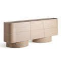 Luxusný drevený príborník Reyesse s nádychom art deco štýlu s tromi dvierkami a dvomi mohutnými valcovitými nohami oválneho tvaru z dubového dreva v naturálnej svetlej hnedej farbe s viditeľnou kresbou letokruhov