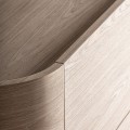 Luxusný moderný trojdverový príborník Reyesse v naturálnej svetlej hnedej farbe dubového dreva so zaoblenými rohmi 220 cm