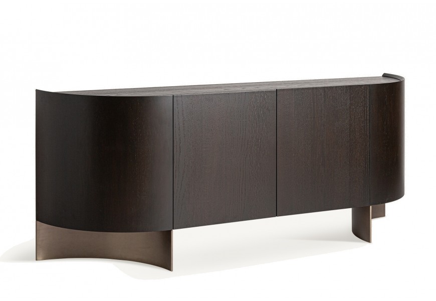 Luxusný art deco tmavohnedý príborník Davaro zaobleného tvaru s úložným priestorom s dvomi dvierkami s dvomi poličkami s dvomi obdĺžnikovými dvierkami s push-to-open mechanizmom z dubovej dyhy so zachovanou kresbou dreva s polkruhovými kovovými nožičkami v mosadznej farbe