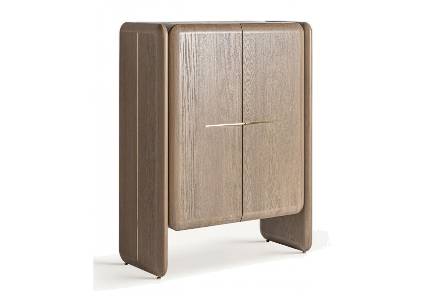 Luxusná dvojdverová art deco barová skriňa Ardelle v teplom hnedom odtieni s dvomi poličkami so zlatými úchytkami s dvomi obdĺžnikovými nožičkami so zlatými dekoratívnymi detailmi