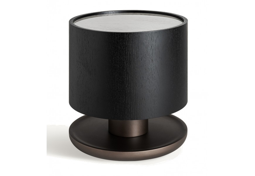 Luxusný príručný stolík Lery v okrúhlom tvare v hnedej farbe  masívneho dubového dreva vyplnený bielou keramikou a vrchnou sklenenou doskou s kovovou hnedou nohou