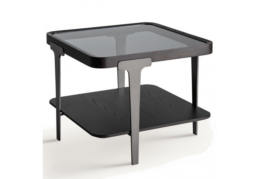 Luxusný art deco konferenčný stolík Kuzor s vrchnou doskou zo skla s rámom v štvorcovom tvare s poličkou z masívneho jaseňového dreva v čiernej farbe s kovovými nožičkami v tmavosivej farbe