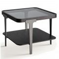Luxusný art deco konferenčný stolík Kuzor s vrchnou doskou zo skla s rámom v štvorcovom tvare s poličkou z masívneho jaseňového dreva v čiernej farbe s kovovými nožičkami v tmavosivej farbe