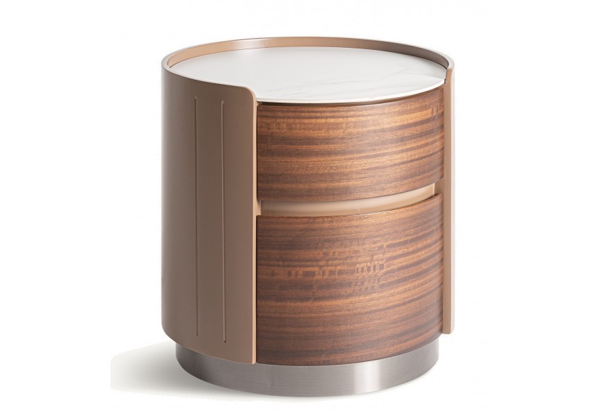 Luxusný dizajnový hnedý nočný stolík Grisham z dyhovaného eukalyptového dreva v hnedej farbe s kresbou letokruhov na dvoch zásuvkách s kovovou podstavou a okrúhlou vrchnou doskou z mramoru v bielej farbe so sivým žilkovaním