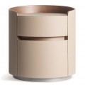 Luxusný kožený okrúhly nočný stolík Kendra s dvomi zásuvkami s béžovým poťahom a hnedými drevenými detailmi 48 cm
