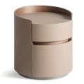 Luxusný kožený okrúhly nočný stolík Kendra s dvomi zásuvkami s béžovým poťahom a hnedými drevenými detailmi 48 cm