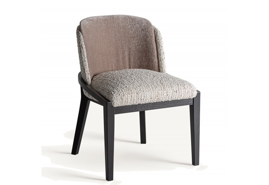 Luxusná moderná čalúnená jedálenská stolička Lomond s konštrukciou v čiernej farbe z kaučukovníkového dreva s poťahom z bavlny v buklé látky na sedadle a vonkajšej časti opierky v bielej off-white farbe s hnedým prešívaním a zamatovým hnedým poťahom na vnútornej strane opierky