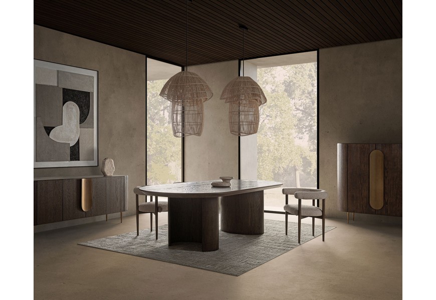 Luxusná moderná jedálenská zostava Nisi s nádychom art deco štýlu z tmavohnedého orechového dreva s oválnym jedálenským stolom a štvordverovým príborníkom a barovou skrinkou s béžovou čalúnenou stoličkou