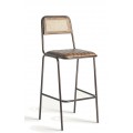 Luxusná barová stolička Belina s industriálnym nádychom s koženým prešívaným hnedým poťahom a viedenským výpletom z vlákna s kovovými bronzovými nožičkami