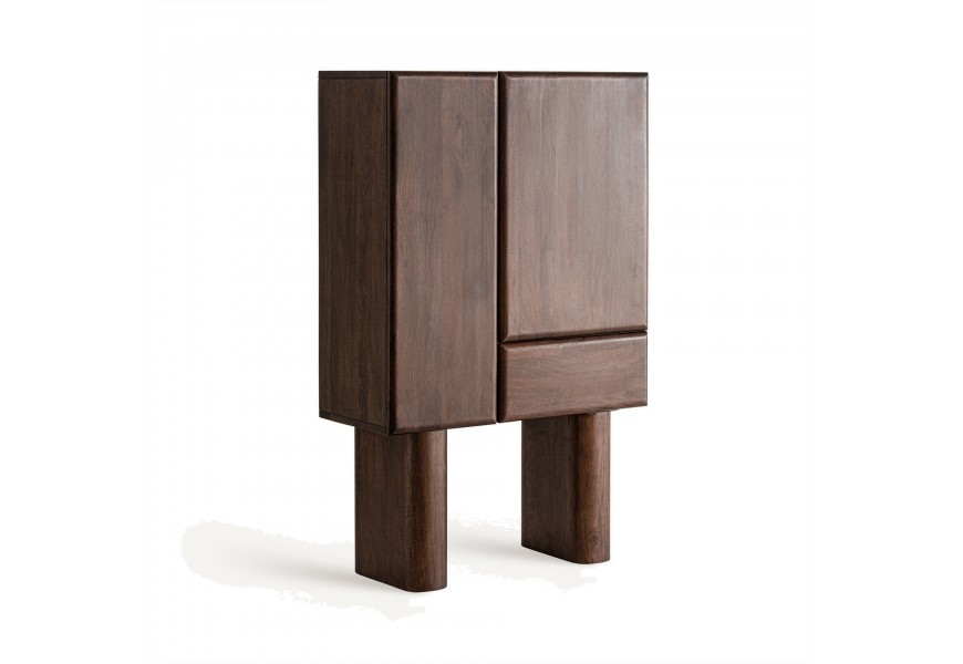 Luxusná art deco barová skrinka Craigh s dvomi  asymetrickými dvierkami a tromi poličkami so zásuvkou z masívneho mangového dreva v hnedej farbe s mohutnými oválnymi nožičkami s výraznou štruktúrou letokruhov