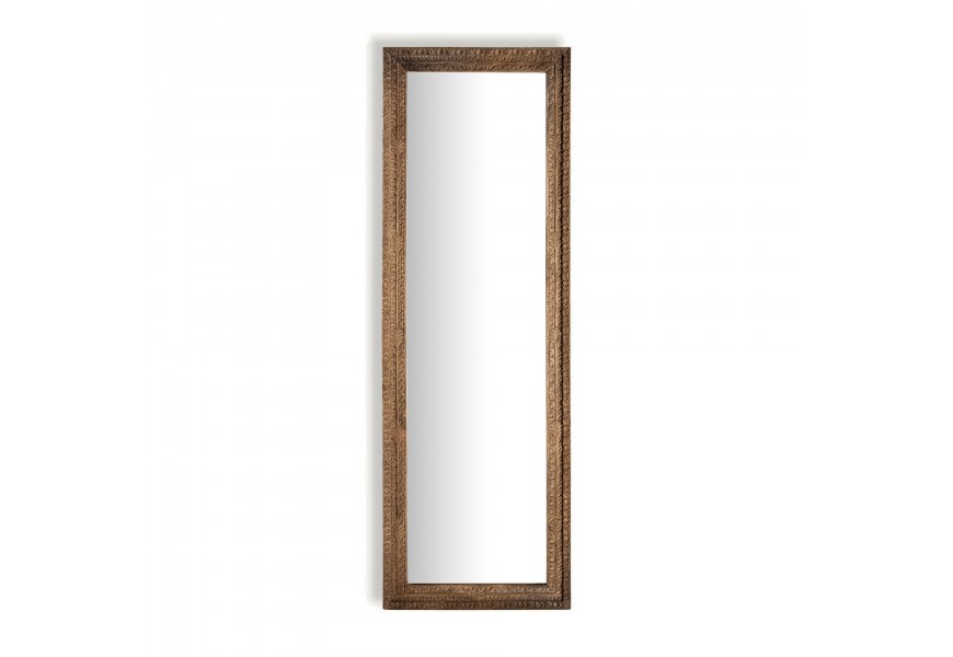 Luxusné vidiecke zrkadlo Trevor s retro črtami s rámom z masívneho mangového dreva v hnedej farbe s vyrezávanými ornamentmi v obdĺžnikovom tvare