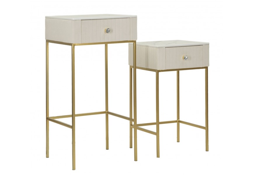 Glamour sada dvoch príručných stolíkov Glamia Tapisé s béžovým prešívaním so zamatovým leskom v štvorcovom tvare so zásuvkou s diamantovou úchytkou a nožičkami z kovu v zlatej farbe s mramorovým dizajnom