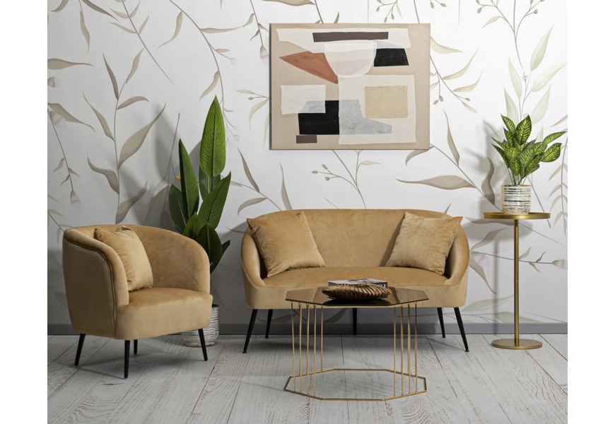 Dizajnová glamour zostava nábytku do obývačky Cally s dvojsedačkou a kreslom s horčicovo žltým zamatovým poťahom a zlatým okrúhlym príručným stolíkom a zlatým osemuholníkovým konferenčným stolíkom s čiernou vrchnou doskou