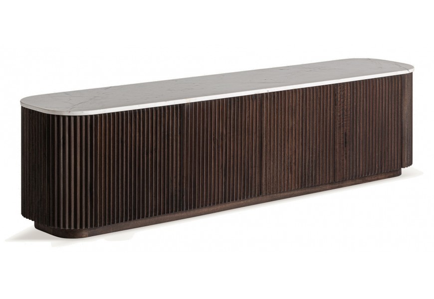 Luxusný art deco televízny stolík Acordeo so štyrmi dvierkami v hnedej farbe s dekoratívnou štruktúrou a vrchnou doskou v bielej farbe z mramoru