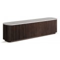 Luxusný art deco televízny stolík Acordeo so štyrmi dvierkami v hnedej farbe s dekoratívnou štruktúrou a vrchnou doskou v bielej farbe z mramoru