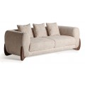 Luxusná art deco trojmiestna sedačka Leonys s bouclé poťahom v béžovej farbe s masívnymi jaseňovými drevenými nožičkami v hnedej farbe v tvare bumerangu s tromi vankúšmi