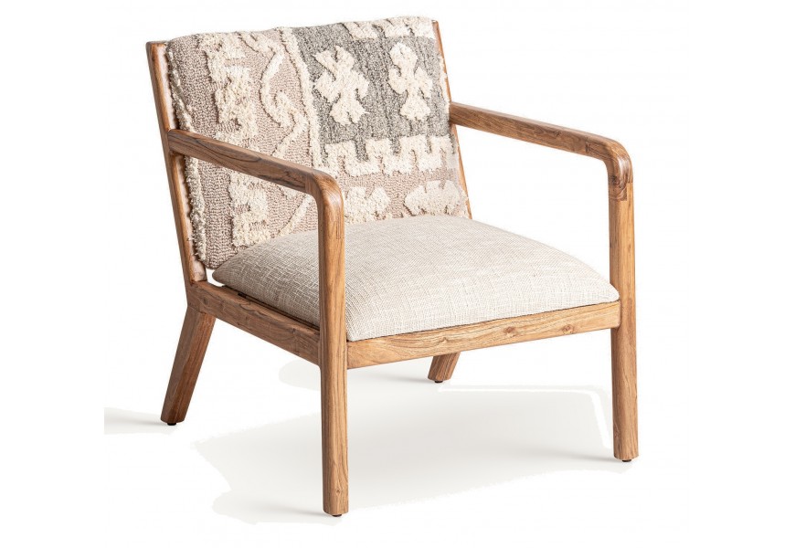 Luxusné vidiecke čalúnené kreslo Azalea s textilným poťahom s ľanovým dizajnom v béžovej farbe a pletenými aztéckymi vzormi na chrbtovej opierke v odtieňoch svetlej sivej a hnedej s rámom z masívneho mangového dreva v medovo hnedej farbe