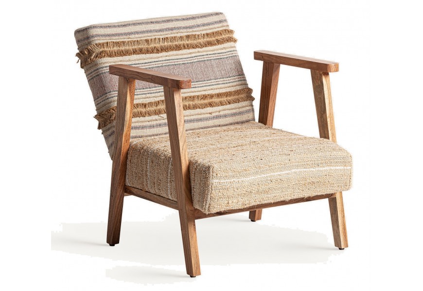 Luxusné etno béžové kreslo Bodhi s konštrukciou z mangového dreva v medovej hnedej farbe a textilným poťahom z bavlny a konopného vlákna s pruhovaným vzorom na opierke v odtieňoch sivej a bordovej a hnedej