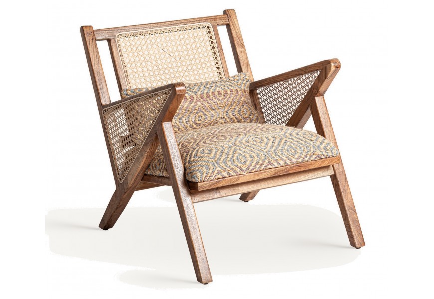 Luxusné masívne kreslo Iudis z rámom z mangového dreva v medovej hnedej farbe s viedenským výpletom z béžového jutového vlákna na opierkach s čalúneným sedadlom a obdĺžnikovým vankúšom s bavlneným poťahom v modrej a červenej farbe s hnedým plastickým vyšívaným etno vzorom