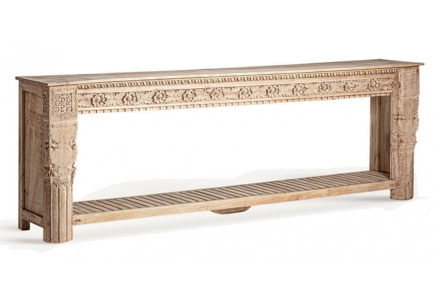 Luxusný etno konzolový stolík Rolis s vyrezávaným rámom z masívneho teakového dreva v svetlej hnedej farbe s poličkou s florálnym motívom