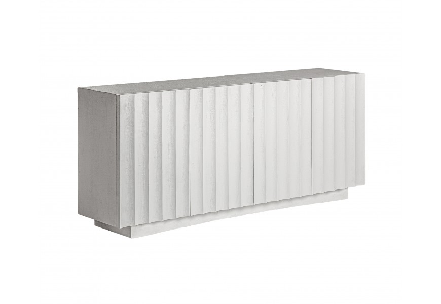 Luxusný moderný art deco príborník Zarina v obdĺžnikovom tvare v bielej farbe so štyrmi dvierkami s vrúbkovaným povrchom s dvomi poličkami zo živice a masívneho dreva s podstavou