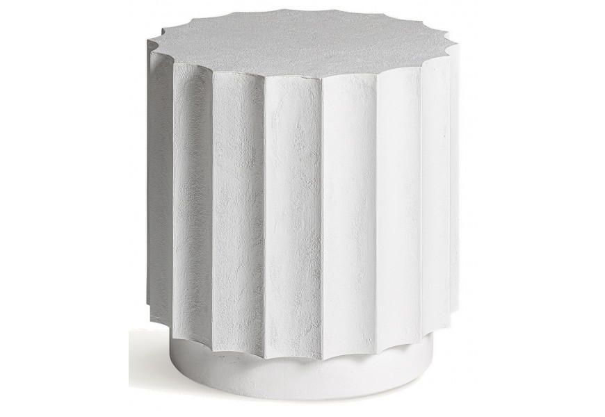 Luxusný art deco príručný stolík Zarina v okrúhlom tvare v bielej farbe s vyrezávaním v tvare antických stĺpov. s betónovým efektom