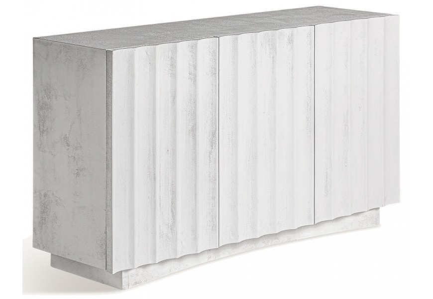 Luxusný art deco príborník Zarina s tromi dvierkami s keramickým vzhľadom s dvomi poličkami v bielej farbe z masívneho dreva a živice s vrúbkovanými dvierkami s podstavou v obdĺžnikovom tvare