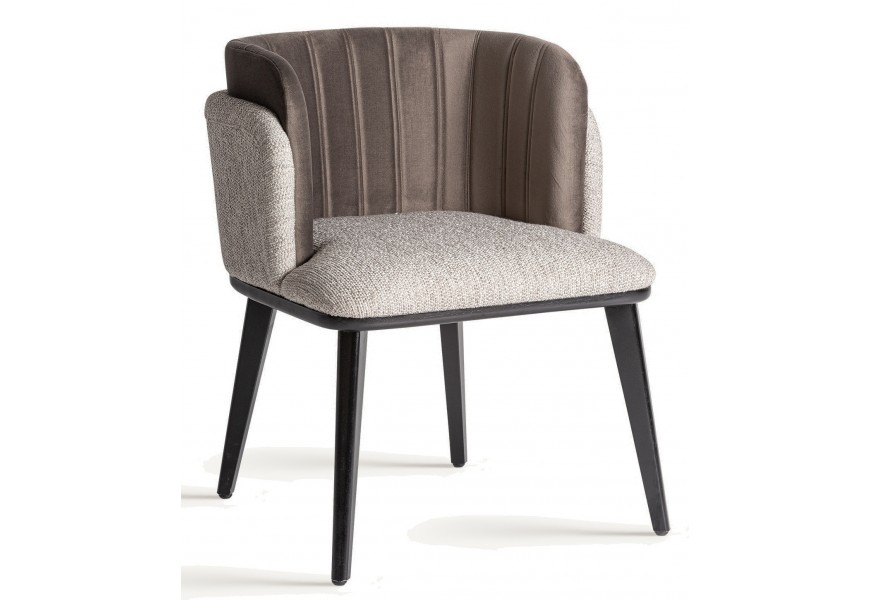 Luxusné moderné kreslo Marisa so sivým vonkajším poťahom a vnútorným zamatovým hnedým poťahom s prešívaním s tenkými čiernymi nožičkami