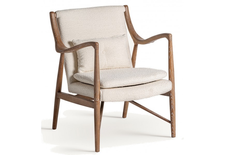 Luxusné art deco kreslo Renard s čalúnením a bouclé poťahom v béžovej farbe s atypickými opierkami a konštrukciou z masívneho jaseňového dreva v hnedej farbe