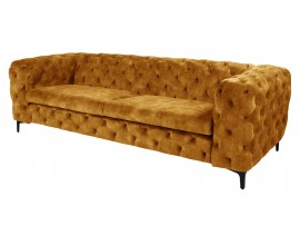 Luxusná chesterfield obdĺžniková trojmiestna sedačka Modern Barock so zamatovým poťahom v horčicovej farbe s obdĺžnikovými sedacími vankúšmi s opierkami s nožičkami z kovu v čiernej farbe