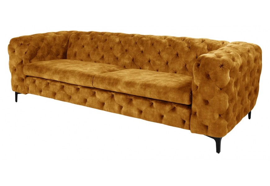 Luxusná chesterfield obdĺžniková trojmiestna sedačka Modern Barock so zamatovým poťahom v horčicovej farbe s obdĺžnikovými sedacími vankúšmi s opierkami s nožičkami z kovu v čiernej farbe