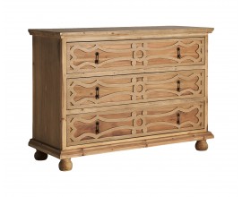 Luxusná koloniálna masívna obdĺžniková komoda Remia v svetlej hnedej farbe s tromi zásuvkami s vyrezávaním 120 cm 