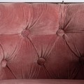 Luxusn&eacute; chesterfield vintage čal&uacute;nen&eacute; kreslo Kazer s ružov&yacute;m zamatov&yacute;m bavlnen&yacute;m poťahom a kovovou zlatou kon&scaron;trukciou 72 cm