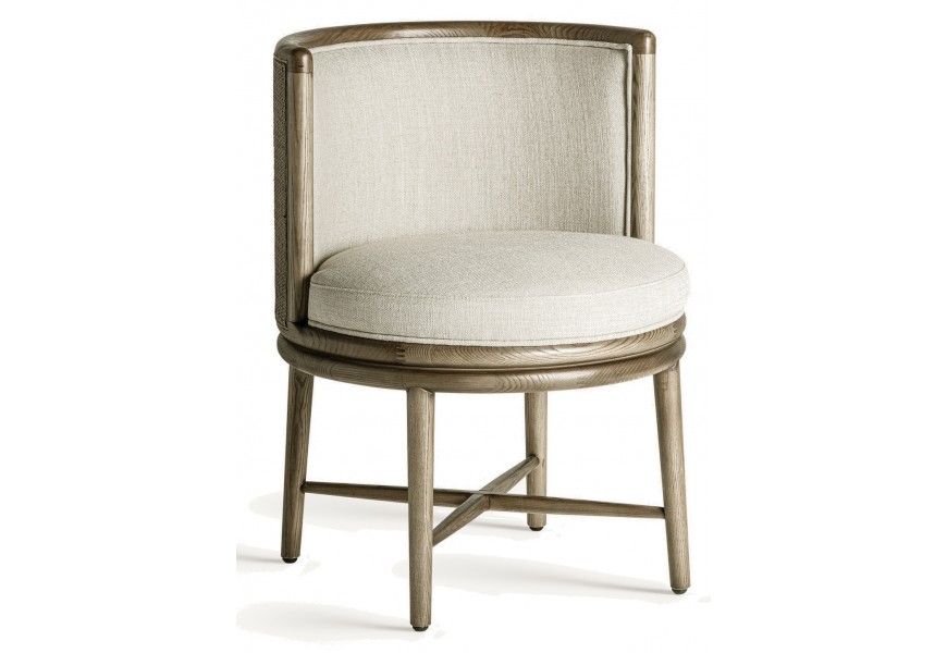 Luxusné koloniálne kreslo Hijo v okrúhlom tvare s čalúnením a poťahom z textilu v bielej farbe s rámom v hnedej farbe z masívneho dubového dreva s lakovaným hladkým lesklým povrchom so zaoblenými rohmi a prekríženou spojovacou konštrukciou s výpletom so vzorom rybej kosti na chrbtovej opierke