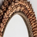 Luxusné etno okrúhle nástenné zrkadlo Missie s rámom z mušlí v hnedej farbe 104 cm