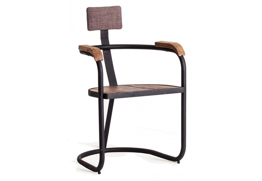 Luxusná dizajnová industriálna stolička Zendy s konštrukciou z kovu v čiernej farbe s matným povrchom a opierkami a sedadlom z masívneho dreva v hnedej farbe