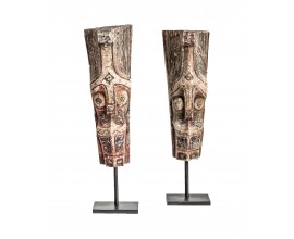 Luxusná etno sada dvoch sošiek Mulan štýle primitívneho umenia v podobe vyrezávaných hláv z masívneho akáciového dreva v hnedej farbe s jemným červeným tónom a štvorcovými podstavami v čiernej farbe z kovu
