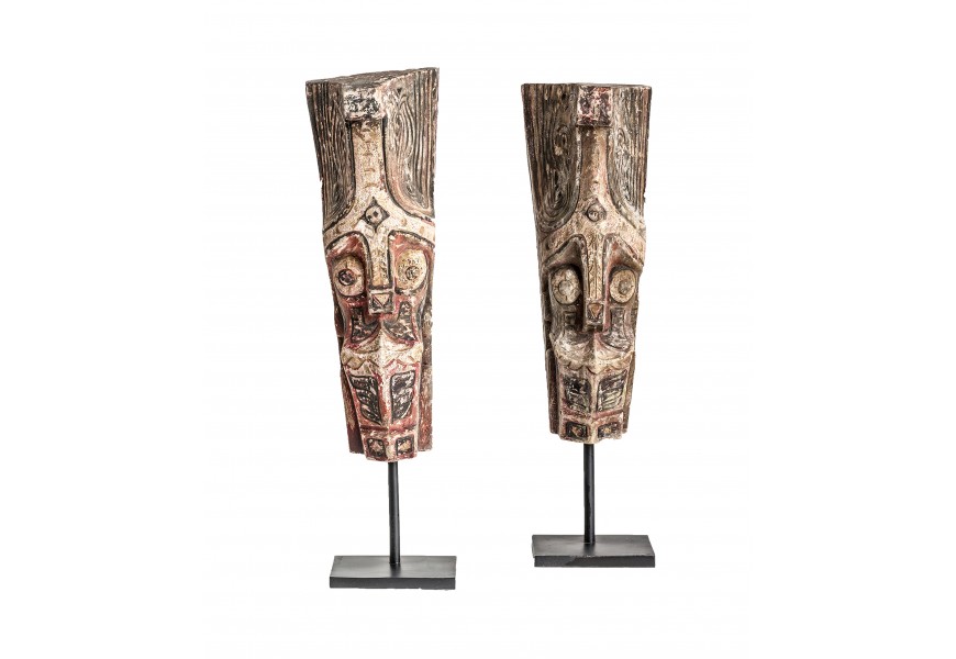 Luxusná etno sada dvoch sošiek Mulan štýle primitívneho umenia v podobe vyrezávaných hláv z masívneho akáciového dreva v hnedej farbe s jemným červeným tónom a štvorcovými podstavami v čiernej farbe z kovu