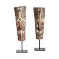 Luxusná etno sada dvoch sošiek Mulan štýle primitívneho umenia v podobe vyrezávaných hláv z masívneho akáciového dreva v hnedej farbe s jemným červeným tónom a štvorcovými podstavami v čiernej farbe z kovu