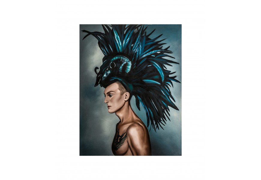 Luxusná etno maľba Herman na plátne v obdĺžnikovom tvare v modrej farbe s motívom muža s pokrývkou na hlave z peria