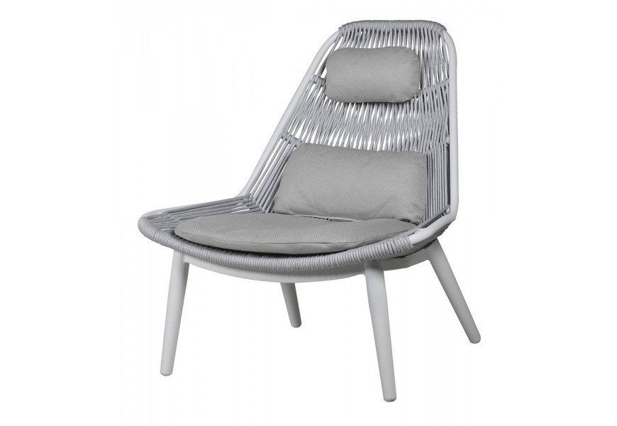 Luxusné moderné ratanové kreslo Ajera v oválnom atypickom tvare v sivej farbe s konštrukicou z kovu s tromi sivými čalúnenými vankúšmi s polyesterovými vláknami pripomínajúcimi ratan