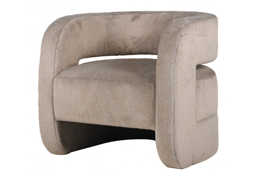Luxusné glamour kreslo Napoly v taupé farbe v odtieni hnedej v atypickom oblom tvare s jemnou kožušinou s mohutnými nožičkami a priestorom medzi opierkou a sedadlom