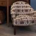 Luxusné vidiecke čalúnené kreslo Misaj s bavlneným béžovým poťahom s lesným motívom a masívnymi hnedými nožičkami 75 cm 